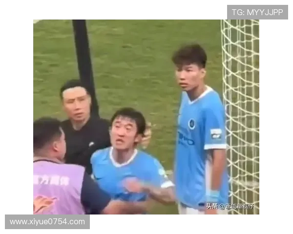 姜至鹏赛后与球迷言语冲突 主帅陈涛及时上前劝解化解矛盾 姜至鹏赛后与球迷言语冲突 主帅陈涛及时上前劝解化解矛盾